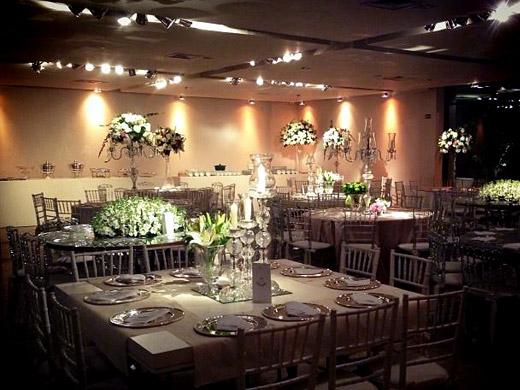 Mesa de jantar para os convidados do casamento