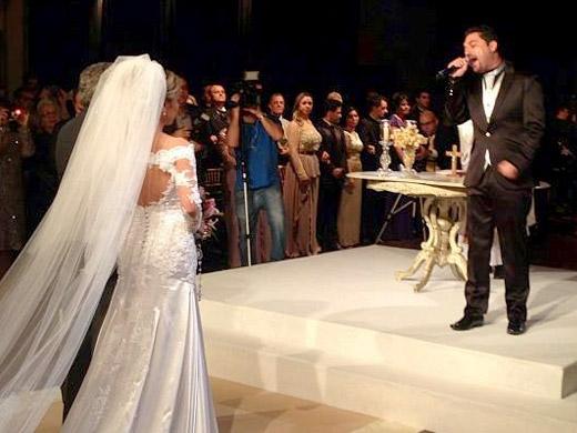 Edson canta no próprio casamento