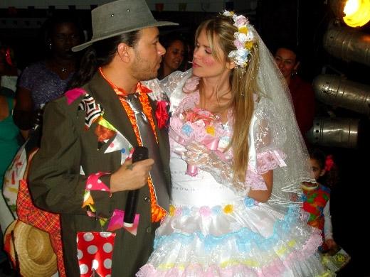 Famosos com roupa caipira
