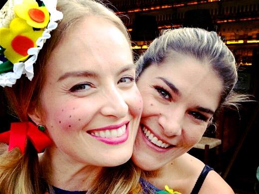 Angélica e Priscila Fantin de caipira