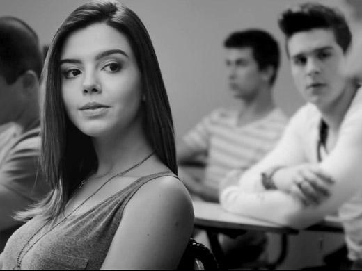 Giovanna Lancellotti e Luan Santana no clipe Te Esperando