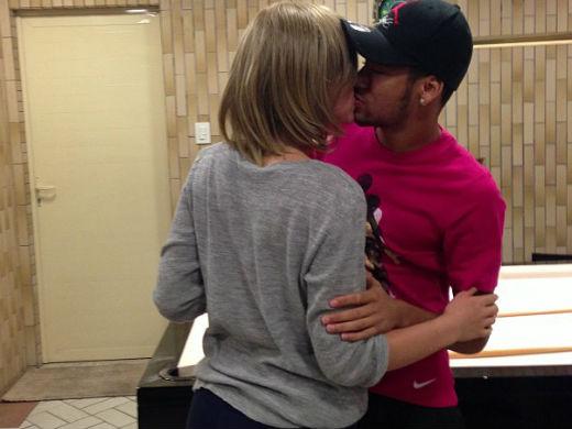 Brincadeira de Neymar engana fãs da atriz Bruna Marquezine; que loira é essa?
