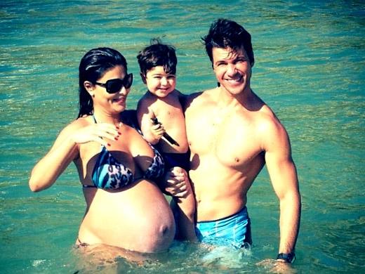 Com uma semana de vida, filho de Juliana Paes aparece no programa Fantástico