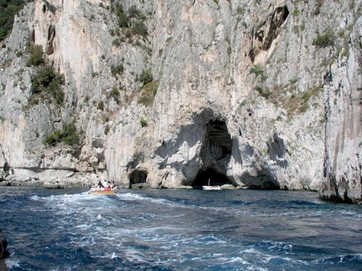 Vista da entrada da Gruta Azul na Ilha de Capri