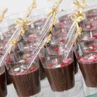 Festa de aniversário com brigadeiros de copinho