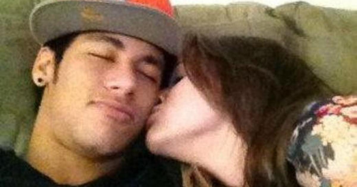 Neymar e Bruna Marquezine namorando na web
