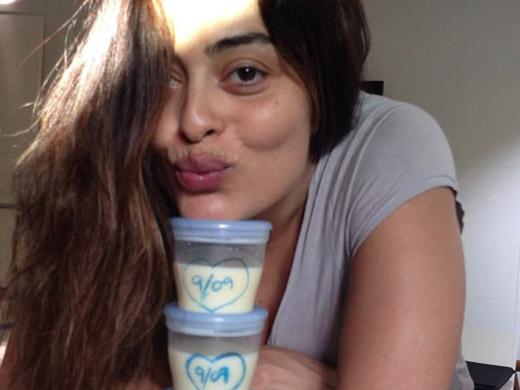Mãe de dois filhos, Juliana Paes exibe fotos com olheiras e estoque de leite para crianças
