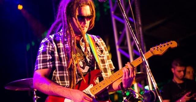 Banda de raggae Natiruts reune fãs e dá show no interior de São Paulo
