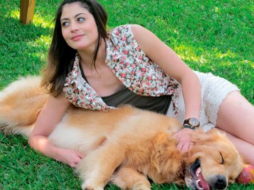 Carol Castro e seu cão Peter