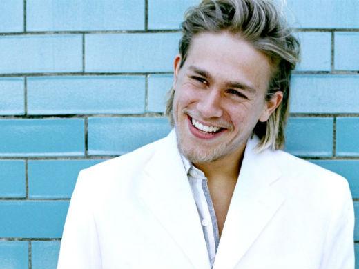 Ator Charlie Hunnam está fora do elenco do filme Cinquenta Tons de Cinza