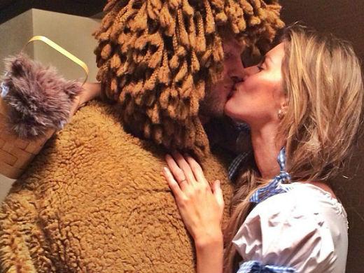 Top model brasileira se diverte em festa à fantasia com direito a roupa da Dorothy