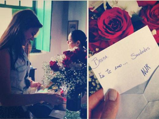 Que tal ganhar flores do namorado, hein? Este foi o presente que a atriz da Globo ganhou