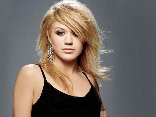 Após casamento, cantora Kelly Clarkson anuncia gravidez