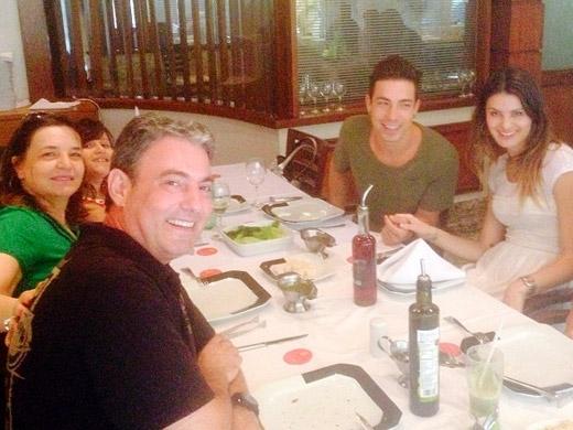 Isabeli Fontana e Di Ferrero almoçam em família