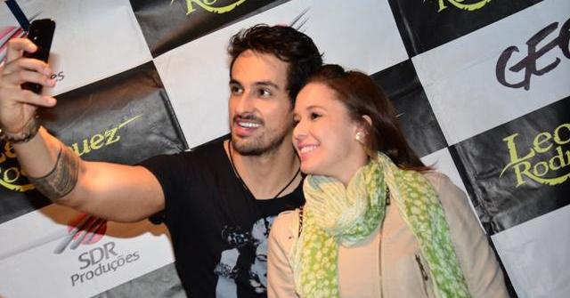 Leo Rodriguez faz Selfie com fãs na Estância Nativa Sertaneja (Foto: Gilberto Freitas / OsPaparazzi)