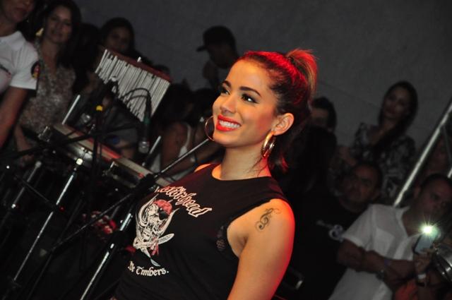 Anitta canta e dança para fãs do Vale do Paraíba - SP