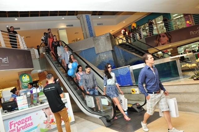 Cerca de 25 modelos desfilaram com os looks das lojas do primeiro centro de compras do Vale do Paraíba pelos corredores do Center Vale Shopping