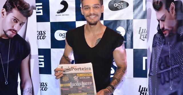 Fã beija Lucas Lucco no camarim da Estância Nativa Sertaneja (Foto: Gilberto Freitas / OsPaparazzi)