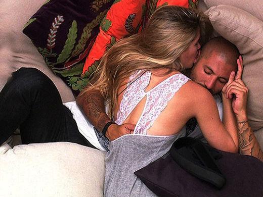 Aline mordendo orelha de Fernando BBB 15 namorando Big Brother Brasil 15 (Foto: Reprodução/ BBB 15)