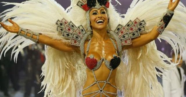Sabrina Sato Carnaval 2015 Gaviões da Fiel baralho Corinthians (Foto: AP)