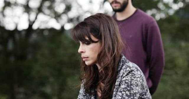 Maria Ribeiro e Caio Blat fizeram as pazes e se beijaram em lançamento de livro