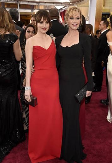Dakota Johnson e a mãe Melanie Griffith; falaram muito sobre a maquiagem de Melanie Griffith na cerimônia