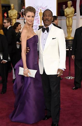 Paige Butcher e Eddie Murphy mostram estilo
