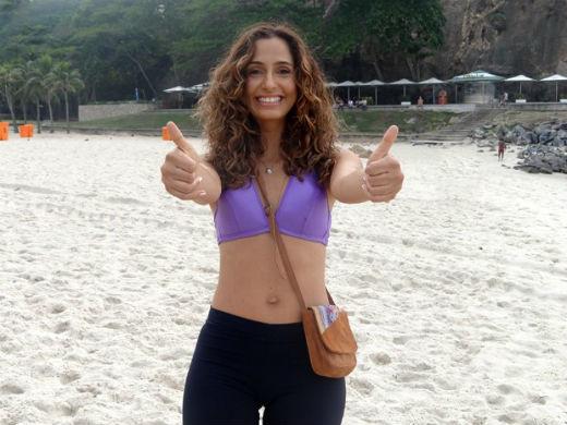 Camila Pitanga barriga praia Babilônia