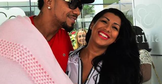 Paparazzis fazem fotos da filha Maria Victória, mas papais escondem o rosto da bebê