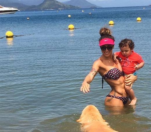 Jaque Khury e o filho Gael na praia