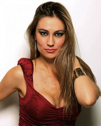 Agda Queiroz em foto ao estilo modelo