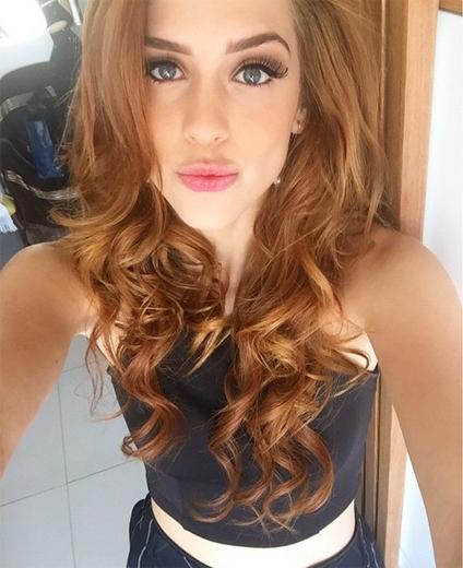 Sophia Abrahão antes de cortar o cabelo ruivo e exibindo fotos das madeixas