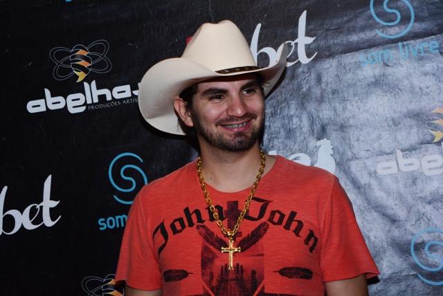 A radialista Shirley Souza entrevista cantor sertanejo - Loubet - na Estância Nativa, em Caçapava, veja as fotos de 14/3