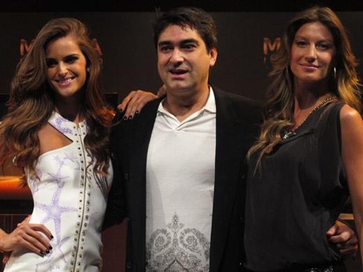 Fotos com momentos da carreira de Zeca Camargo