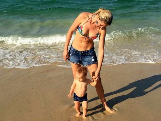 Ana Hickmann e filho Alexandre Jr na praia
