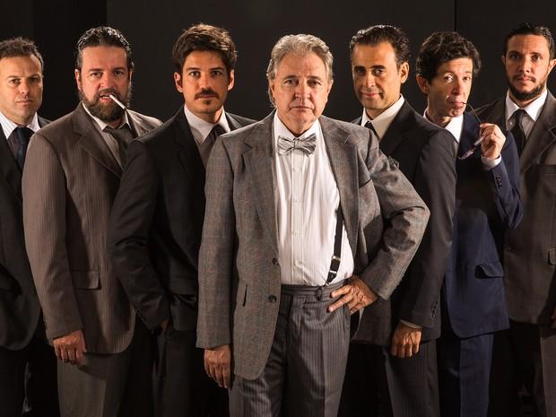 Ator Marco Pigossi está em cartaz no teatro com o espetáculo O Sucesso a Qualquer Preço