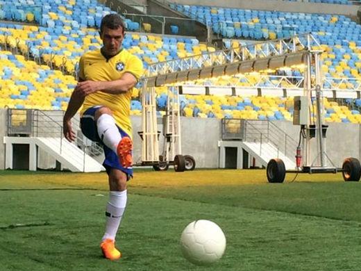 Antonio Banderas jogando futebol Maracanã estádio uniforme Brasil seleção brasileira