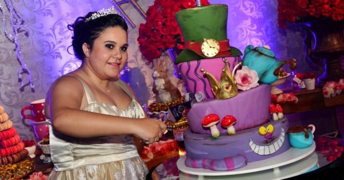 Giovanna in Wonderland é a mega festa criativa de 15 anos no Urbanova