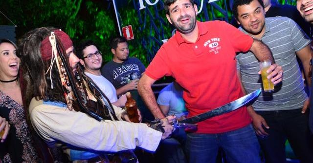 A invasão Pirada no Pub Dunluce ataca Leandro Benavides em festa