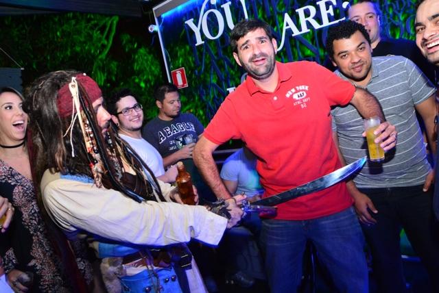 A invasão Pirada no Pub Dunluce ataca Leandro Benavides em festa