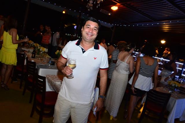 Rogerio Souza celebra a noite de réveillon com clientes e amigos do Guten Bier