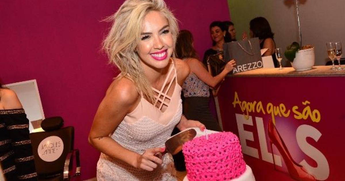 A linda e loira Ana Aragão comemora aniversário em espaço exclusivo muito fashion