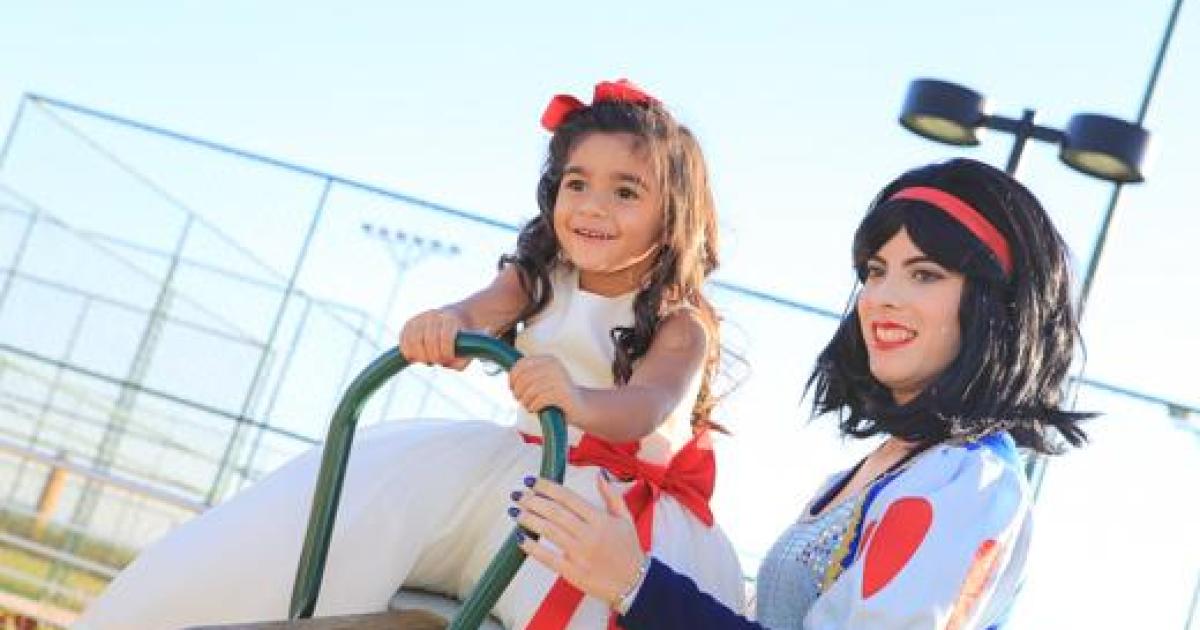 Heleninha Aoki recebe visita da Princesa Branca de Neve nos seus 3 anos