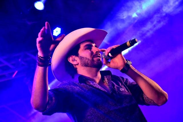 Macau Show Bar recebe o cantor sertanejo - Loubet - Veja as fotos