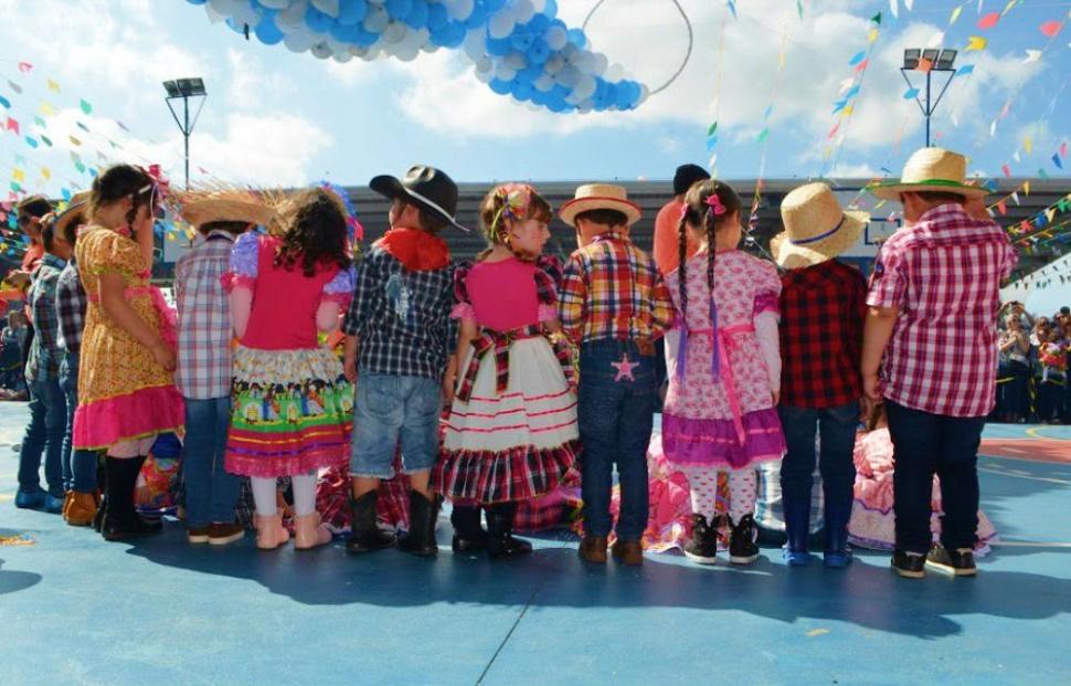 festa junina escola crianças danças (Foto: Oliveiras/ OsPaparazzi)