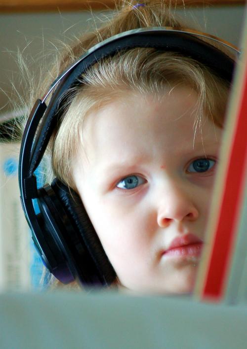 crianca ouvindo rock fone de ouvido