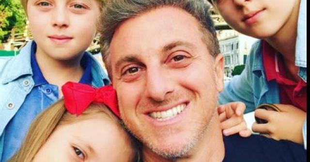 Lacrou a web a foto de Luciano Huck com os três filhos, destacada no Instagram do apresentador