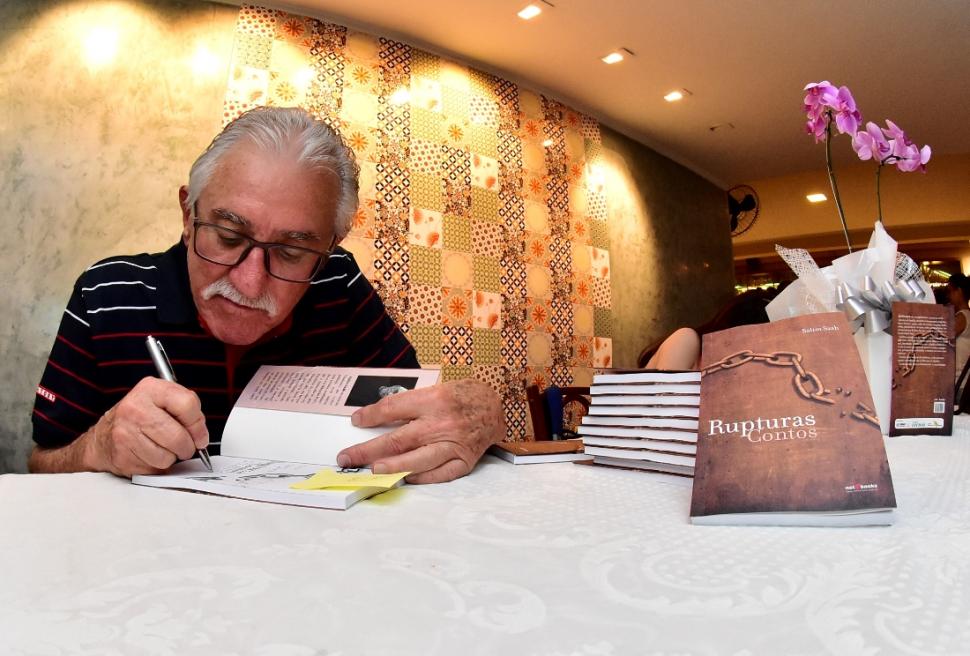 Aqui reunimos notícias do mundo da literatura nacional e internacional. São críticas de livros com dicas para você se informar antes de adquirir uma nova leitura