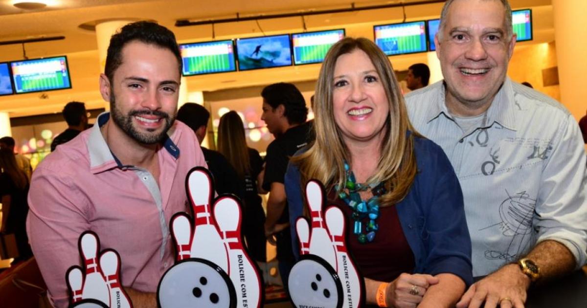Carmem Alvim confraterniza com parceiros jogando no Yex Boliche