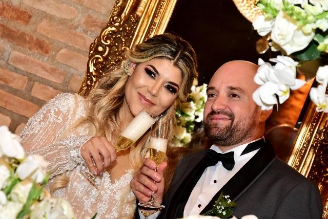 A Coluna Social de OsPaparazzi acompanhou a cerimônia e comemoração de casamento de Carolina e Evandro em Taubaté - SP
